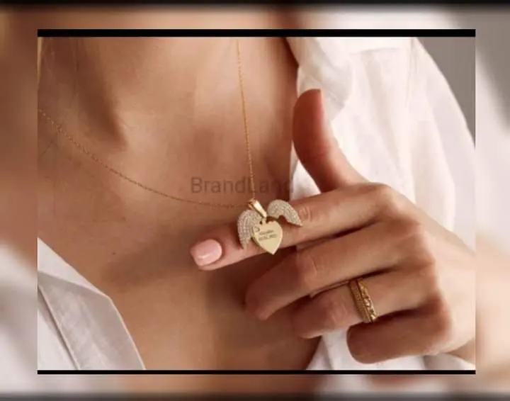 HEART CHAIN AND IT CAN OPEN AND SHOW YOU CUSTOM NAME
